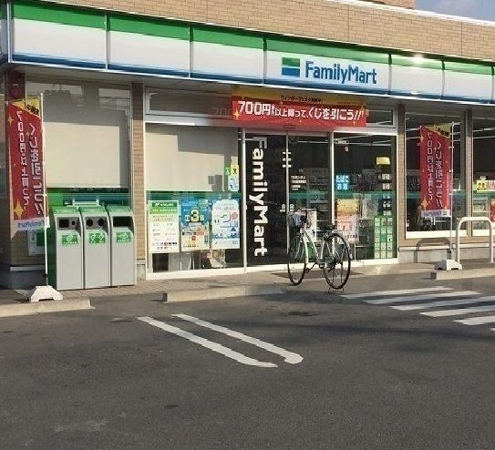 近くのファミリーマートまで700m(徒歩9分)