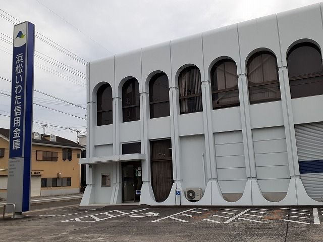 近くの浜松いわた信用金庫可美支店まで450m(徒歩6分)