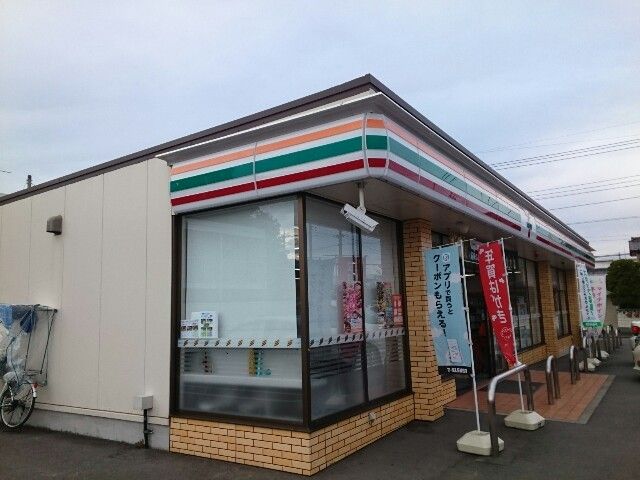 近くのセブンイレブン富岡市富岡店まで650m（徒歩9分）
