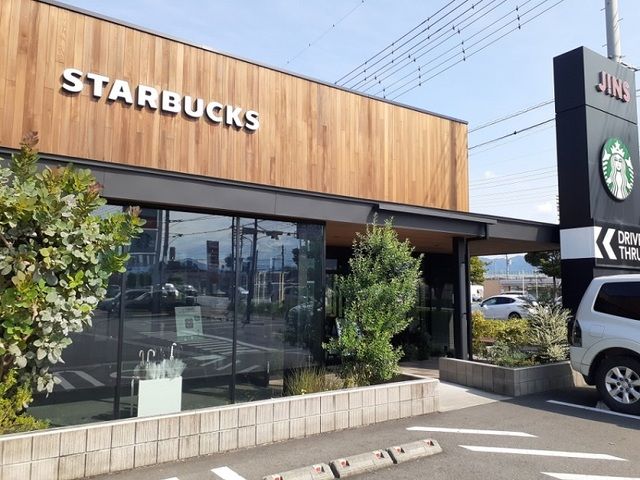 近くのスターバックスコーヒー富岡店まで1,200m（徒歩15分）