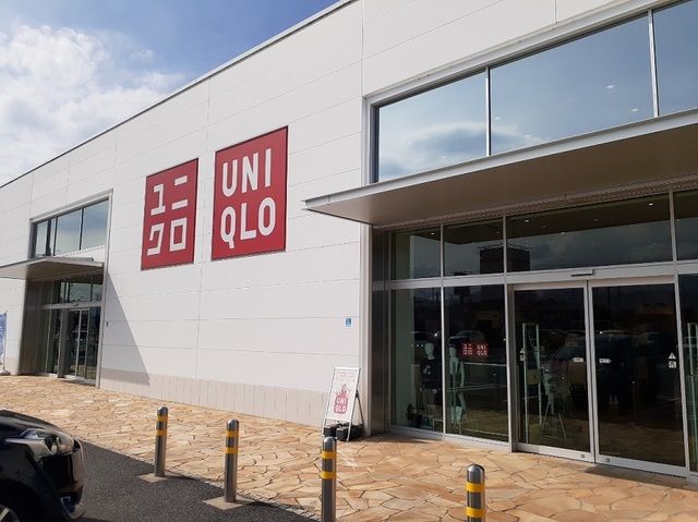 近くのユニクロ富岡店まで1,400m（徒歩18分）
