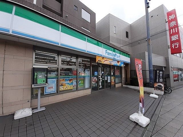 近くのファミリーマートまで650m(徒歩9分)