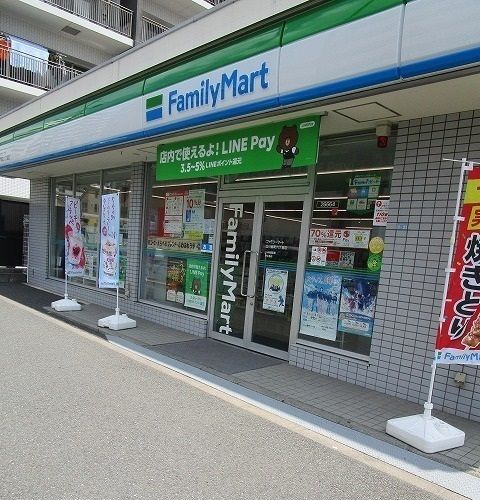近くのファミリーマートまで400m（徒歩5分）