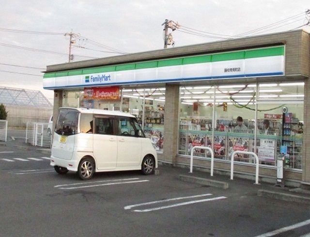 近くのファミリーマート　青南町店まで500m（徒歩7分）