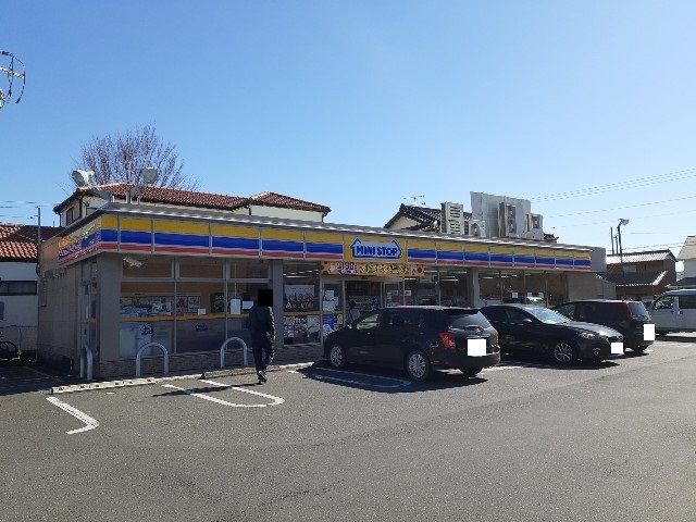 近くのコンビニまで700m（徒歩9分）