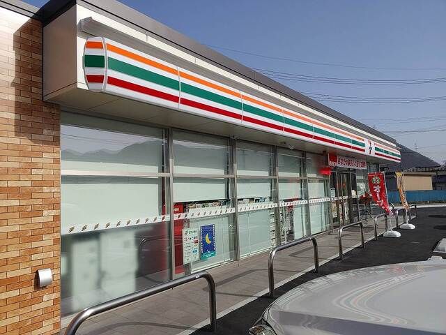 近くのセブンイレブン坂城南条店まで1,100m（徒歩14分）