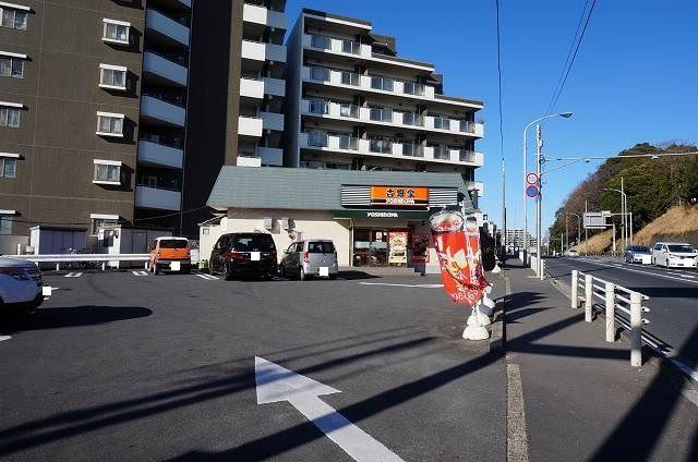 近くの吉野家まで674m（徒歩9分）