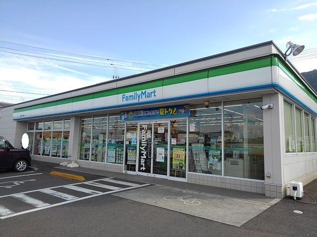 近くのファミリーマート善通寺大麻町店まで1,000m（徒歩13分）