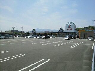 近くの新鮮市場まで1,230m（徒歩16分）
