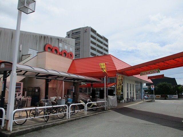 近くのコープみやざき柳丸店まで700m(徒歩9分)