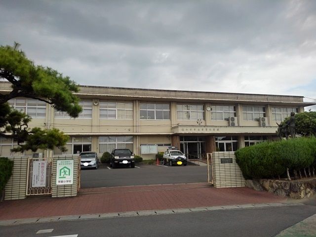 近くの観音寺市立常磐小学校まで1,600m（徒歩20分）
