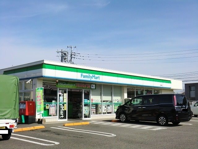 近くのファミリーマート天神前店まで1,000m（徒歩13分）