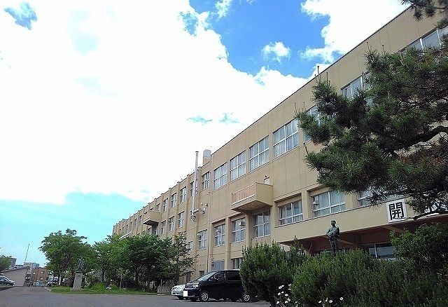 近くの市立富丘小学校まで650m(徒歩9分)