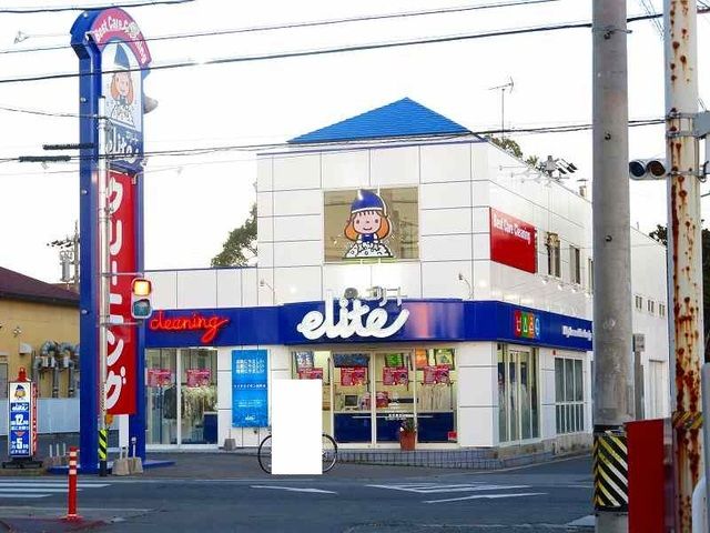 近くのエリートクリーニング生桑店まで800m（徒歩10分）