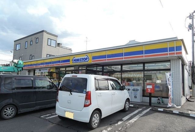 近くのミニストップ新井田西平店まで450m（徒歩6分）