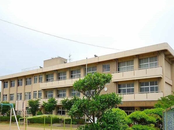 近くの箕島小学校まで1,200m（徒歩15分）