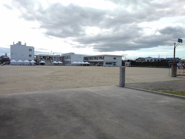 近くの羽島市立中央小学校まで350m(徒歩5分)