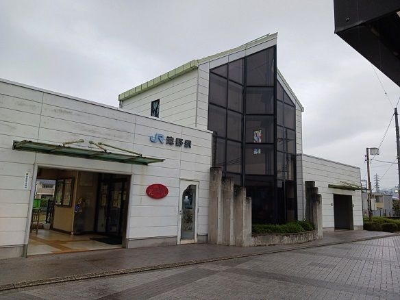 近くのJR滝野駅まで800m（徒歩10分）