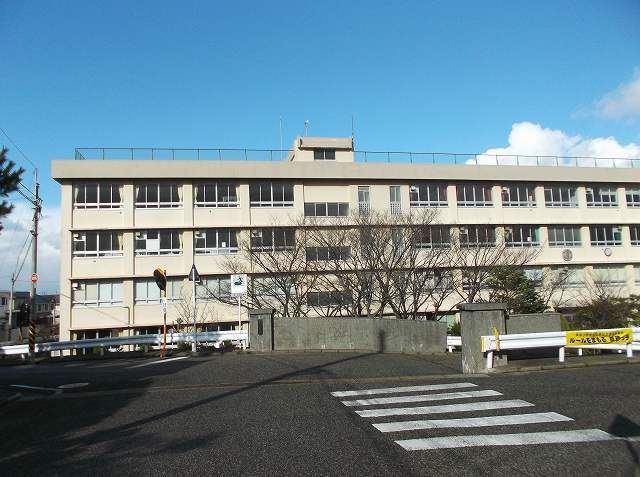 近くの真砂小学校まで190m（徒歩3分）