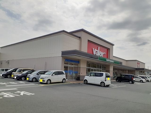 近くのスーパーマーケットバロー引佐店まで1,300m（徒歩17分）