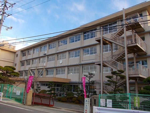 近くの加茂中学校まで1,800m（徒歩23分）