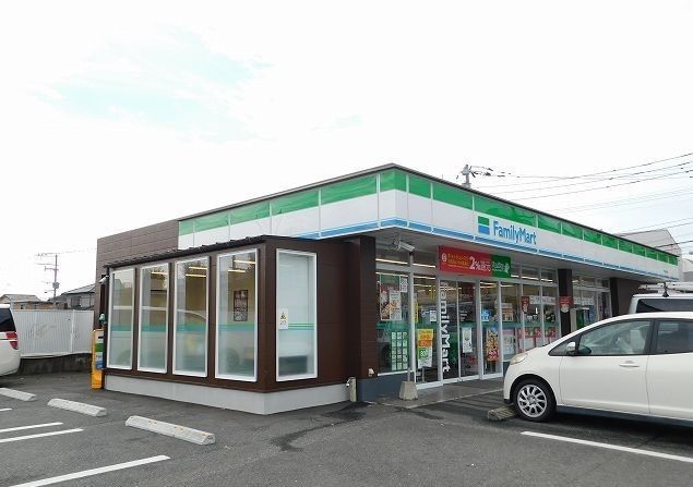 近くのファミリーマートまで300m（徒歩4分）