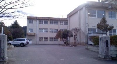 近くの渡利中学校まで2,000m（徒歩25分）