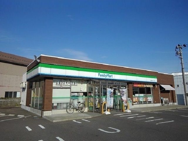近くのファミリーマート寺内イサノ店まで450m(徒歩6分)