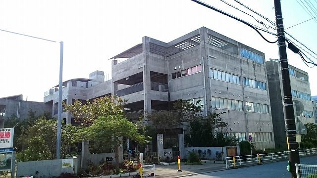 近くの銘苅小学校まで550m(徒歩7分)