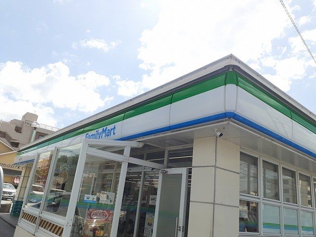 近くのファミリーマート銘苅三丁目店まで267m(徒歩4分)