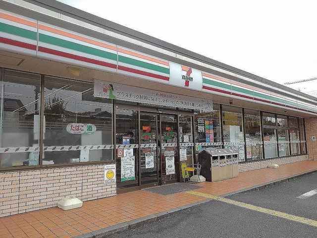 近くのセブンイレブン草加瀬崎１丁目店まで650m（徒歩9分）