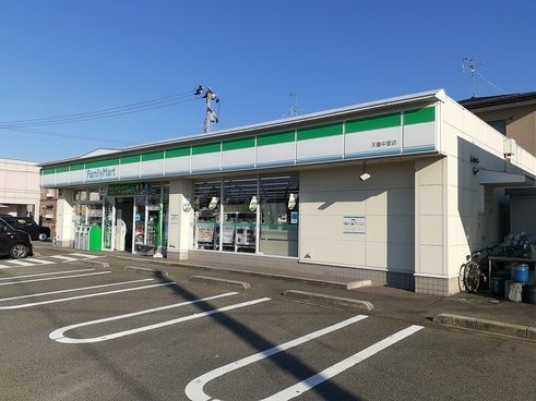 近くのファミリーマートまで400m(徒歩5分)