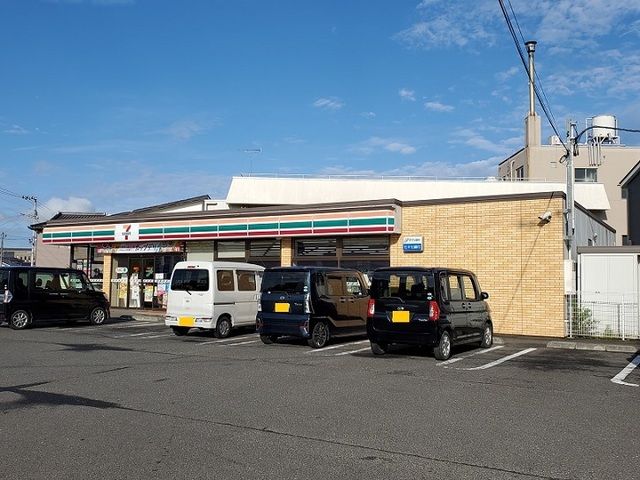 近くのコンビニまで700m（徒歩9分）