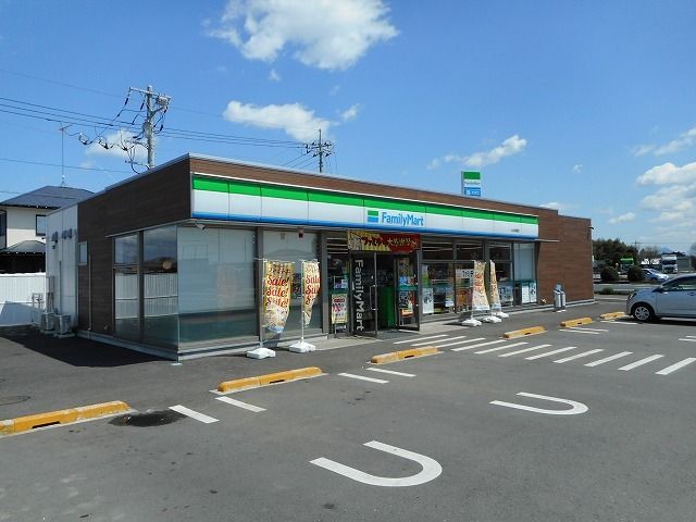 近くのファミリーマート小山田間店まで1,000m（徒歩13分）