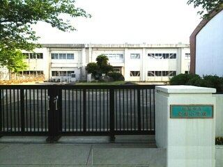 近くの童浦小学校まで1,940m（徒歩25分）