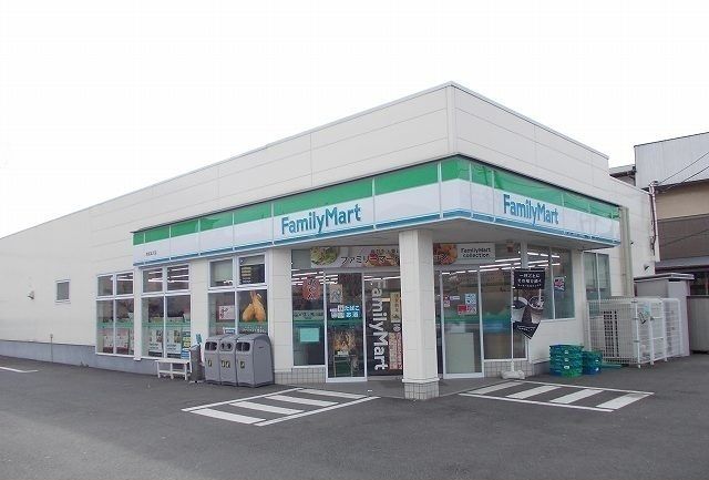 近くのファミリーマート延沢店まで140m（徒歩2分）