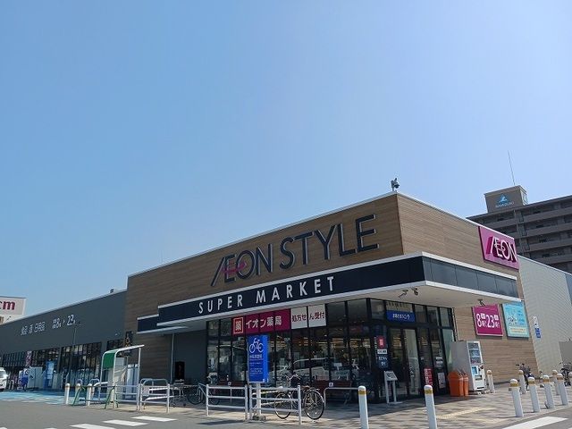 近くのファミリーマート尾道栗原店まで450m（徒歩6分）