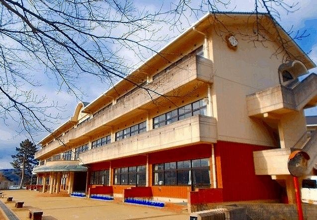 近くの園部小学校まで1,000m（徒歩13分）