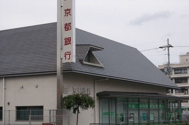 近くの京都銀行まで750m（徒歩10分）
