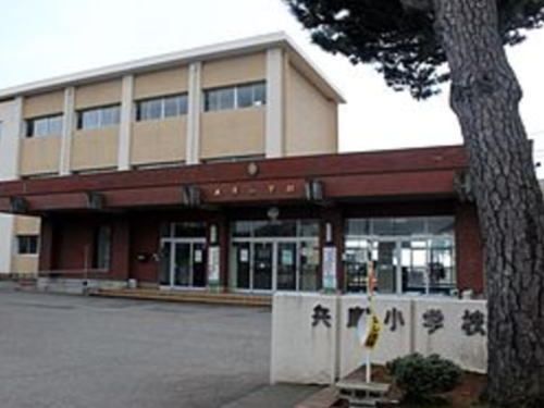 近くの兵庫小学校まで1,300m（徒歩17分）