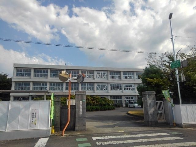 近くの善通寺市立中央小学校まで1,200m(徒歩15分)