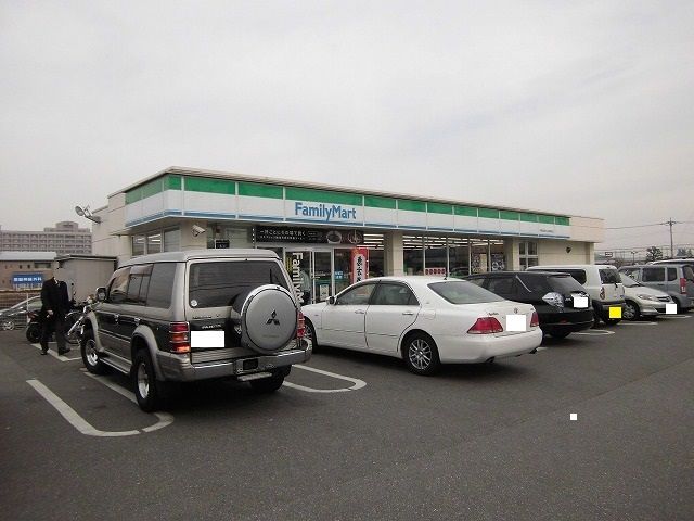近くのファミリーマートまで550m（徒歩7分）