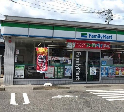 近くのファミリーマート大高中川店まで120m（徒歩2分）