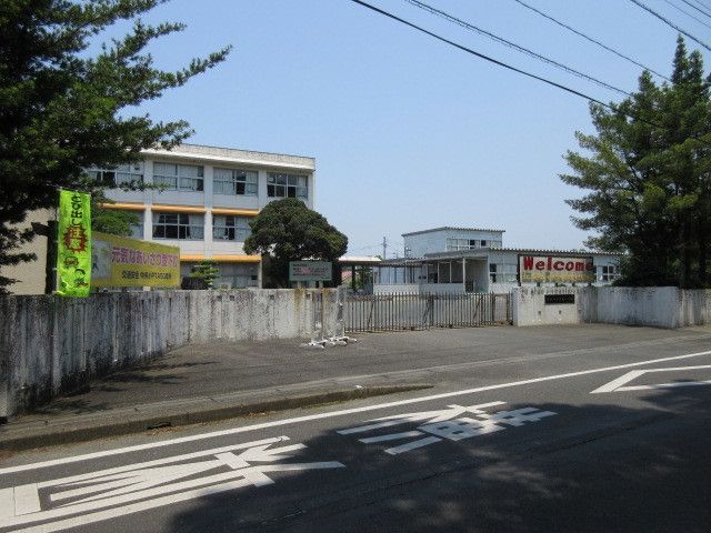 近くの中央小学校まで970m(徒歩13分)