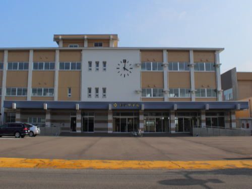 近くの坂井中学校まで900m(徒歩12分)