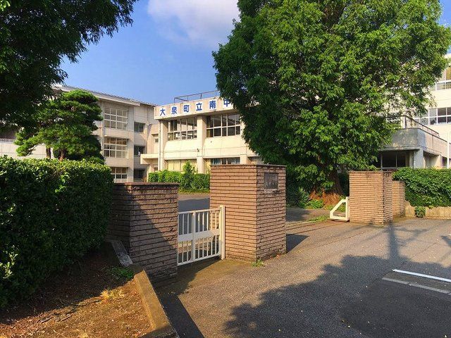 近くの大泉町立南中学校まで800m(徒歩10分)
