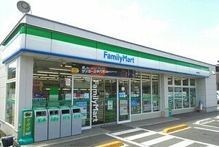 近くのファミリーマート鶴市明見店さんまで340m（徒歩5分）