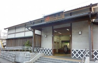 近くの駅まで2,800m（徒歩35分）