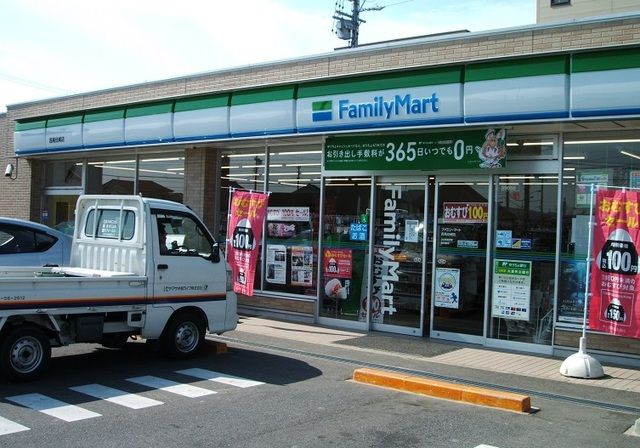 近くのファミリーマート西尾住崎店まで350m（徒歩5分）