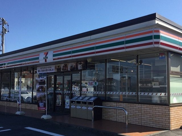 近くのセブンイレブン浜松西ヶ崎店まで450m（徒歩6分）